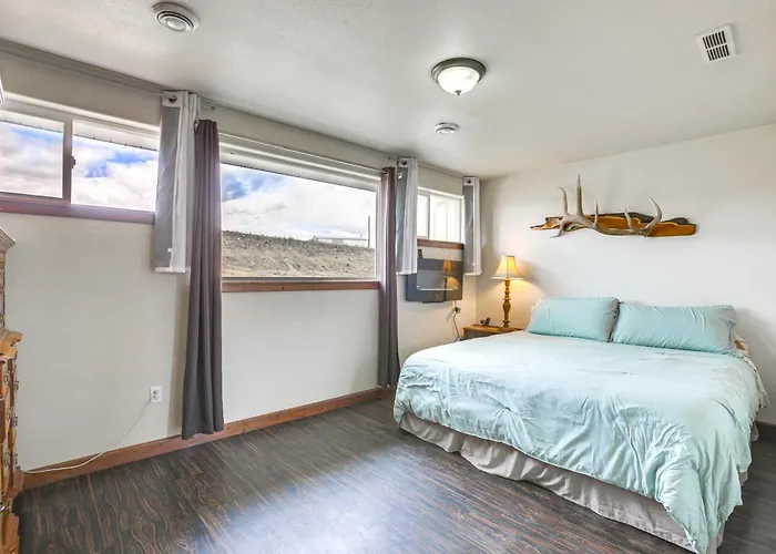 2 Mi To Dtwn Buffalo: Mtn-view Retreat W/ Patio! * Buffalo
