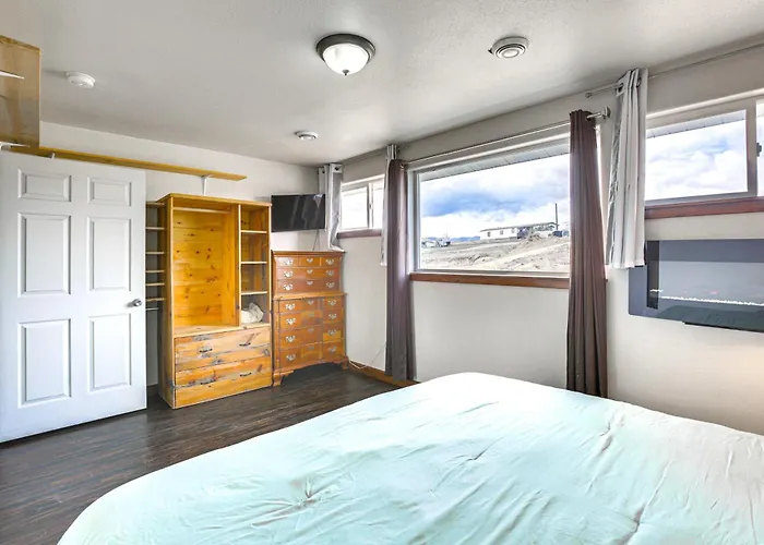 2 Mi To Dtwn Buffalo: Mtn-view Retreat W/ Patio!