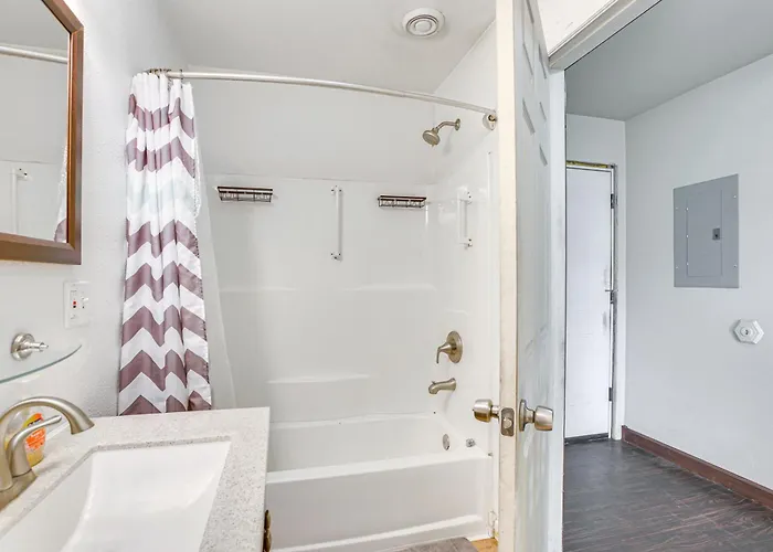 2 Mi To Dtwn Buffalo: Mtn-view Retreat W/ Patio! *