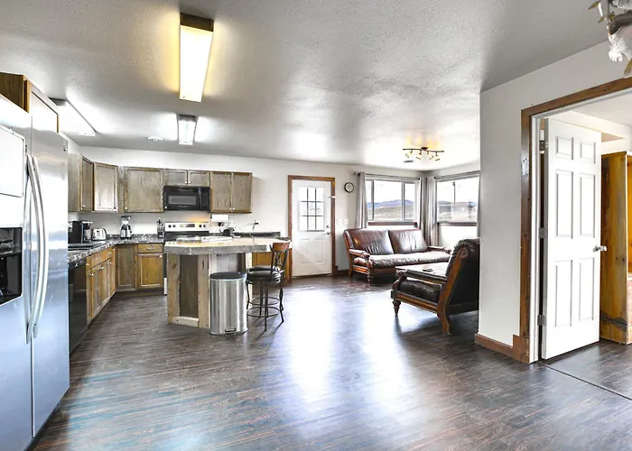 2 Mi To Dtwn Buffalo: Mtn-view Retreat W/ Patio! * Buffalo