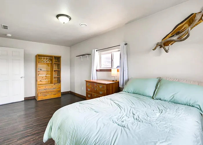 2 Mi To Dtwn Buffalo: Mtn-view Retreat W/ Patio! *