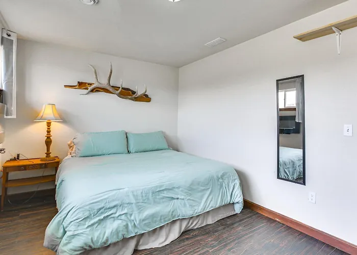 2 Mi To Dtwn Buffalo: Mtn-view Retreat W/ Patio!